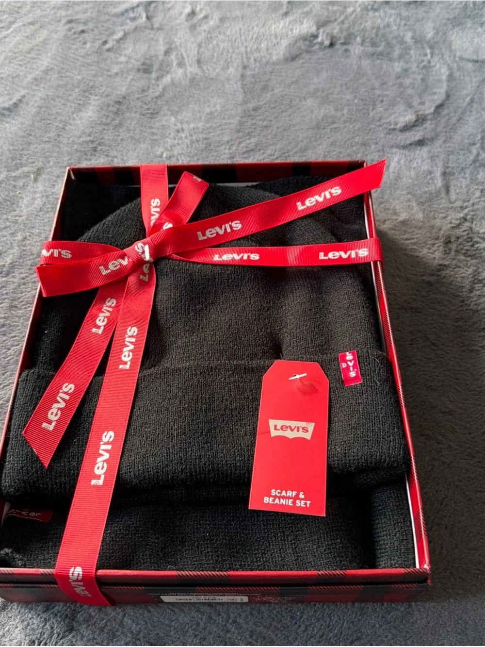 Levi's Men's Logo Beanie & Scarf Gift Set. One Size. Black. New in Gift Box